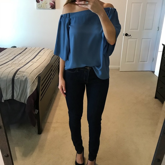 ❌ SOLD ❌ Blue off-the-shoulder top - Picture 2 of 6